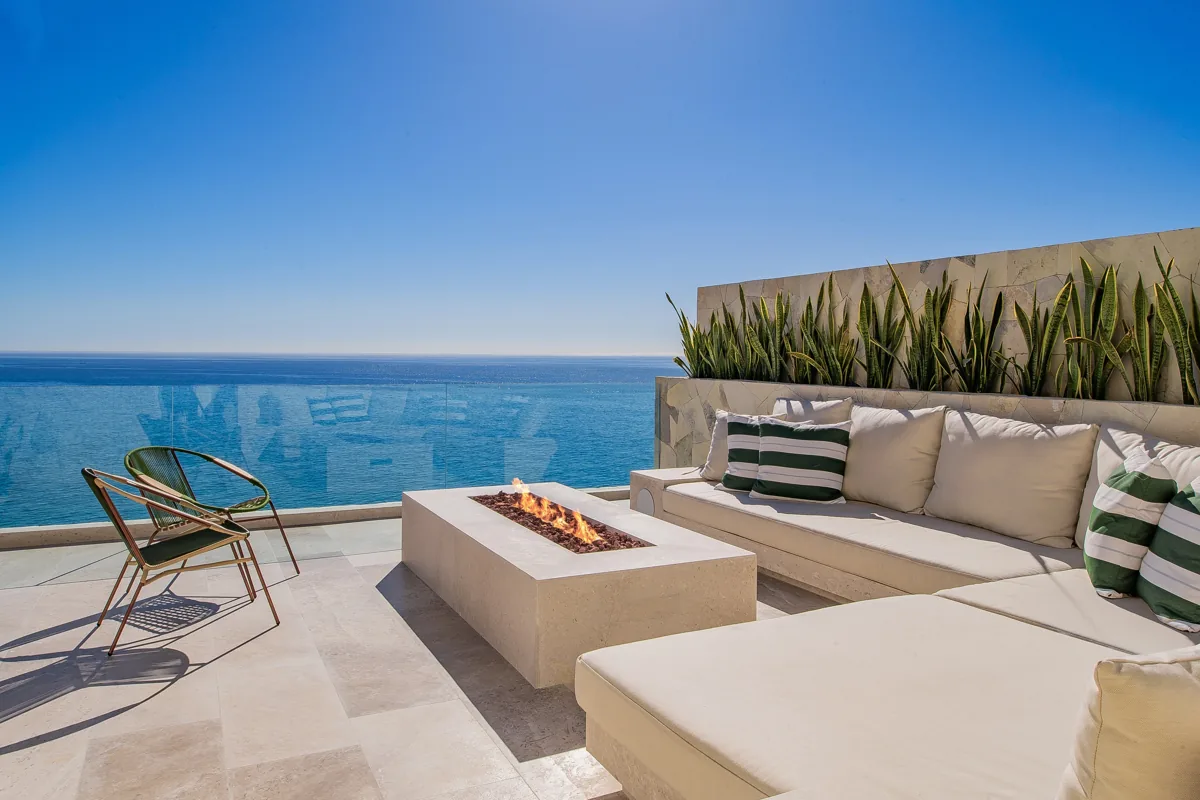 Firepit lounge above the beach
