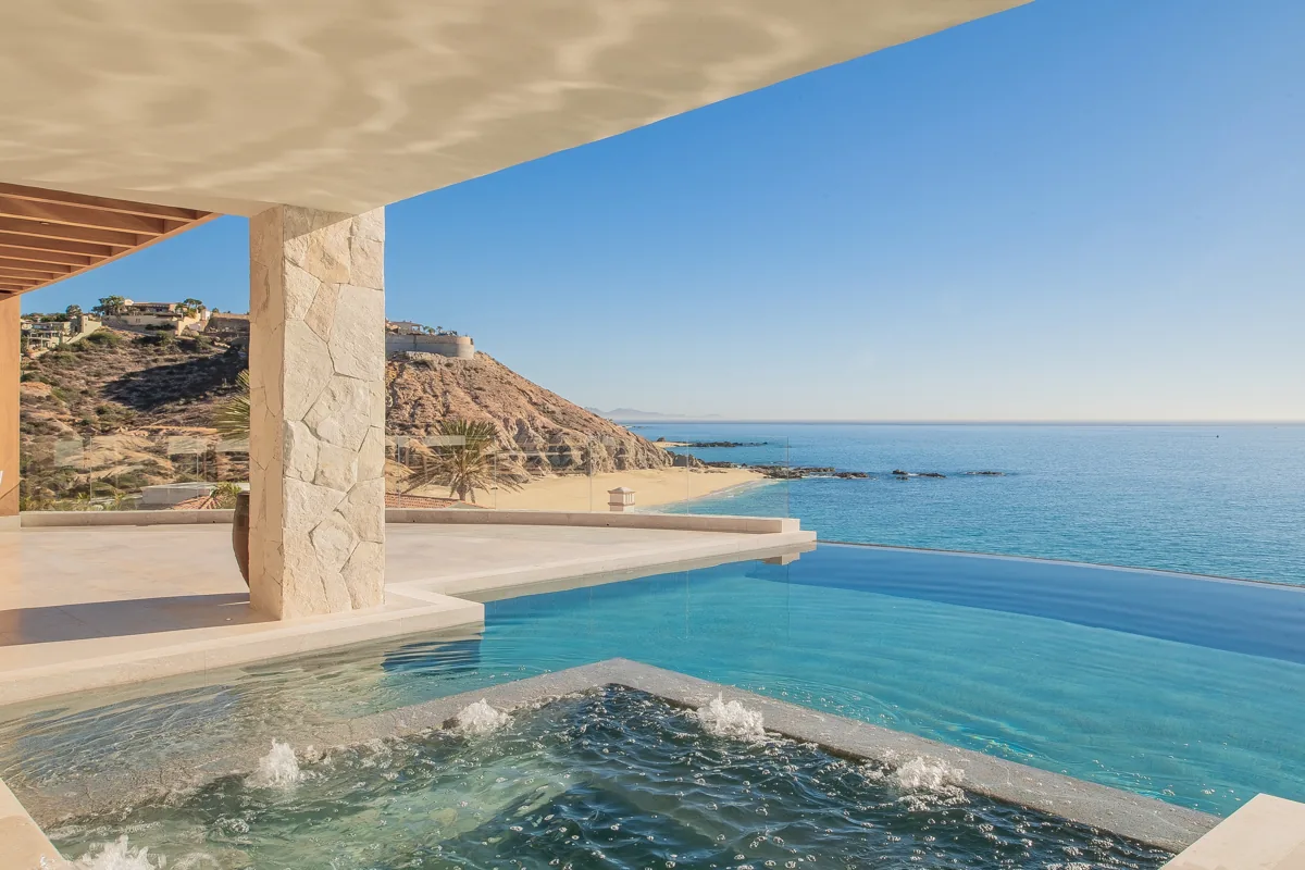 Integrated spa on the infinity edge above the cove
